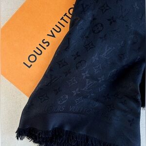 Louis Vuitton Monogram Classic Shawl Black